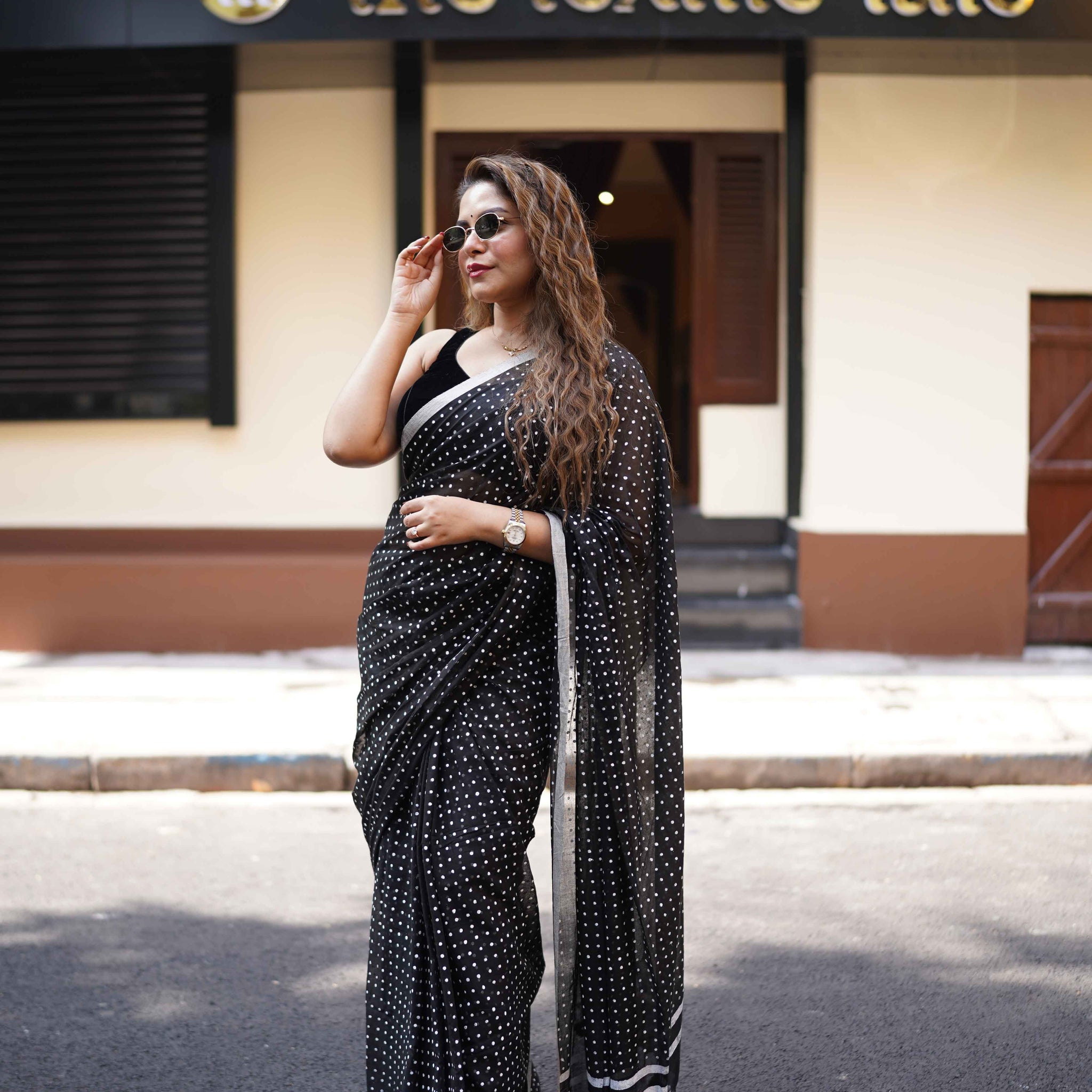 AAKRITI black/white